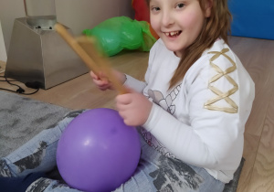 Dziewczynka gra na balonie.